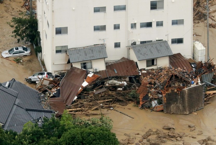 Banjir akibat hujan deras merusak distrik Asakita di Hiroshima, Prefektur Hiroshima, bagian barat Jepang, Sabtu (7/7). Hujan deras menewaskan 47 orang dan 50 orang meninggal di bagian barat dan barat daya Jepang. 
