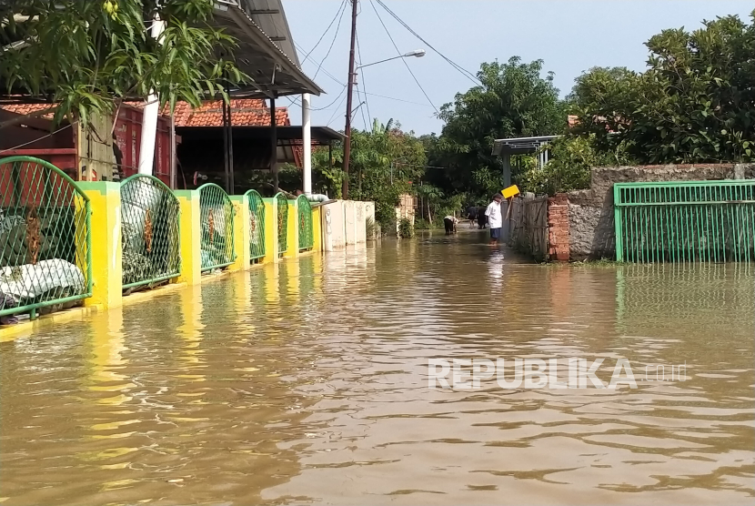 Banjir akibat luapan sungai Cimanuk menggenangi wilayah Kecamatan Pasekan, Kabupaten Indramayu, Jumat (24/1/2025). 