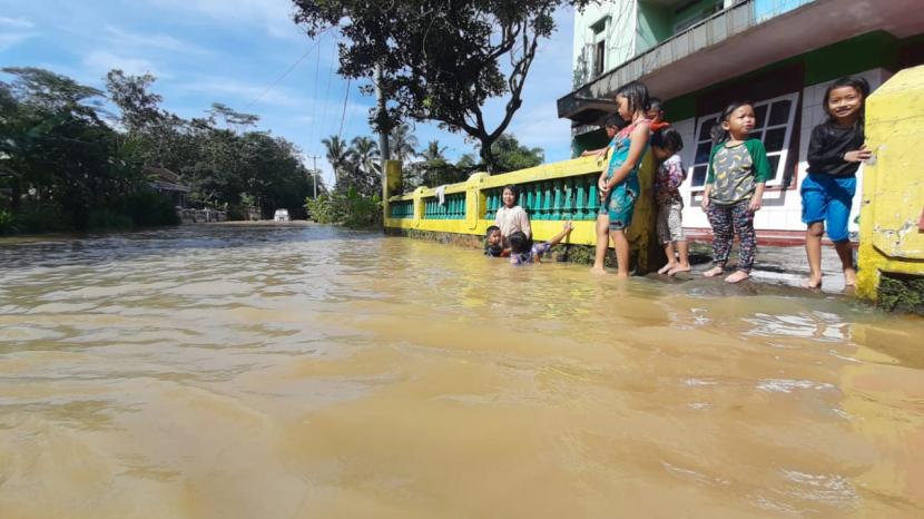 Banjir akibat luapan Sungai Citanduy dan Sungai Cikidang embali terjadi di Desa Tanjungsari, Kecamatan Sukaresik, Kabupaten Tasikmalaya, Kamis (25/3). 