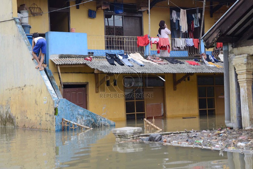   Banjir akibat luapan Sungai Citarum membanjiri daerah Cieunteung, Kecamatan Baleendah, Kabupaten Bandung, Ahad (15/12).  (Republika/Edi Yusuf)