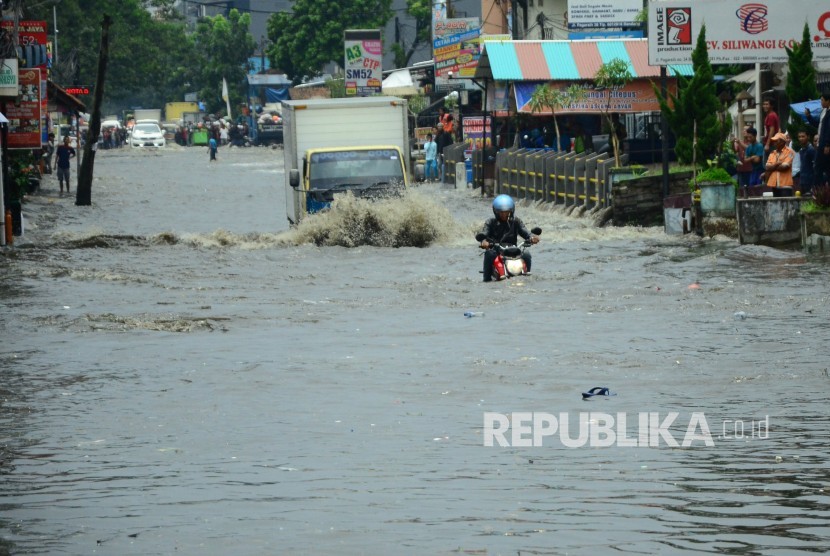 Banjir akibat luapan Sungai Citepus di Jalan Pagarsih, Kota Bandung.