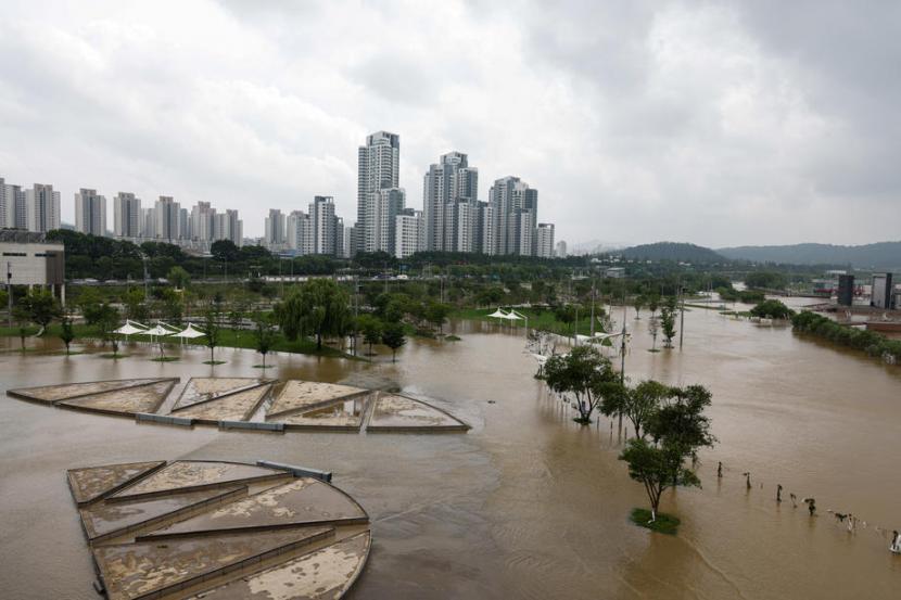 Cina Hadapi Risiko Bencana Akibat Topan Chaba. Foto:   Banjir bandang dan longsor diperparah dengan munculnya Topan Hagupit dari China.
