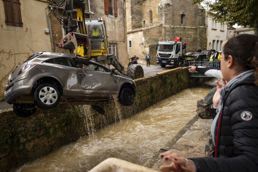 Banjir bandang di Kota Villegailhenc, selatan Prancis, Senin (15/10).
