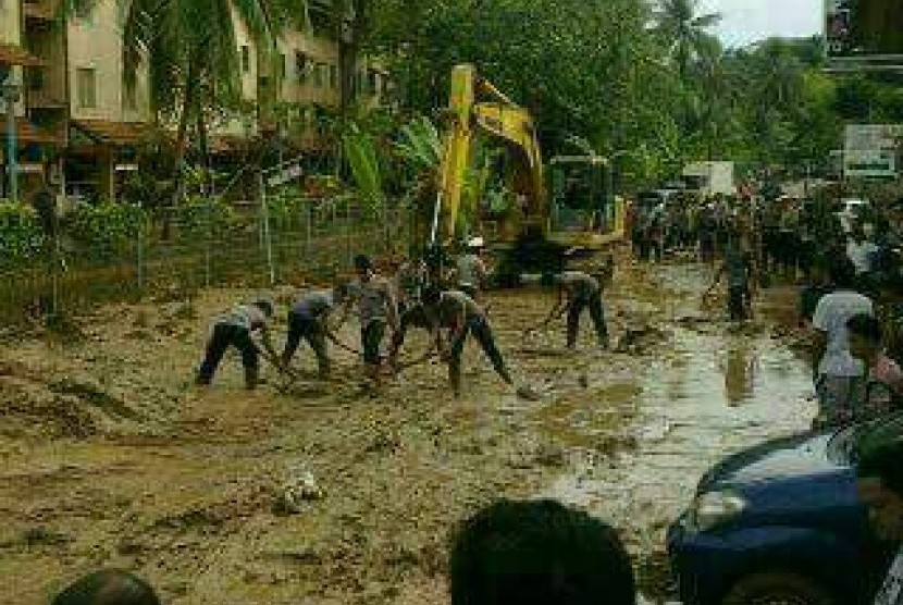 Banjir bandang di Pandenglang menelan empat korban pengguna jalan yang melintas 