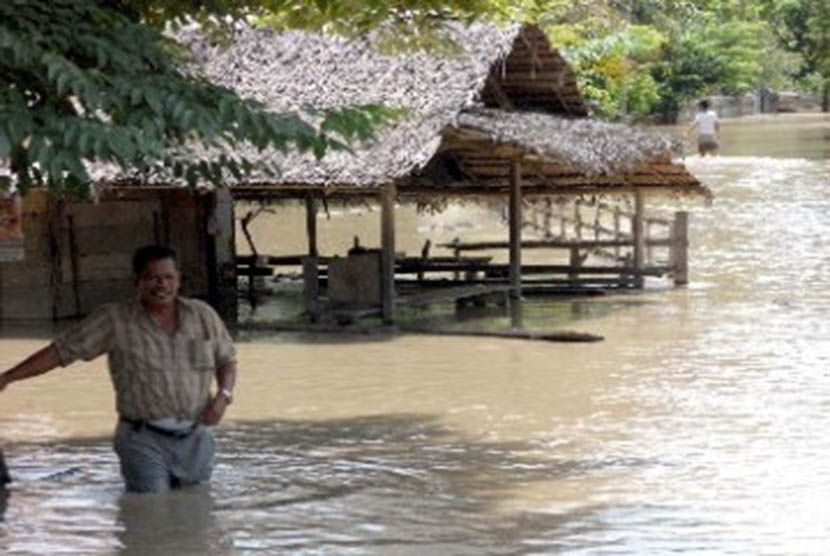 Banjir bandang, ilustrasi. Seorang ibu berinisial A (40 tahun) meninggal dunia akibat tertimbun runtuhan rumah, pasca-longsor dan banjir bandang yang melanda Desa Cibunian, Kecamatan Pamijahan, Kabupaten Bogor pada Rabu (22/6/2022) malam. 