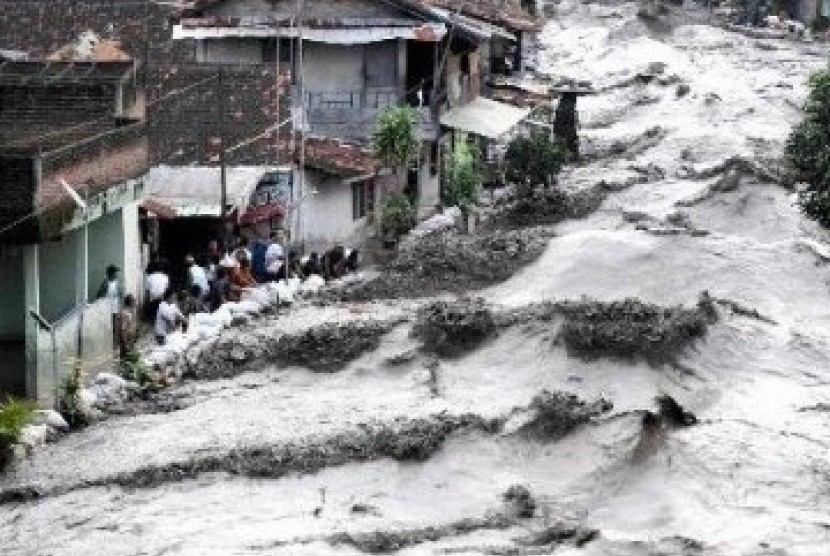Banjir bandang (ilustrasi) Badan Penanggulangan Bencana Daerah (BPBD) menyebut 29 unit rumah warga Desa Naitael, Kabupaten Kupang, Provinsi Nusa Tenggara Timur (NTT) hilang disapu banjir bandang yang melanda daerah itu pada Kamis (29/12/2022) dini hari.