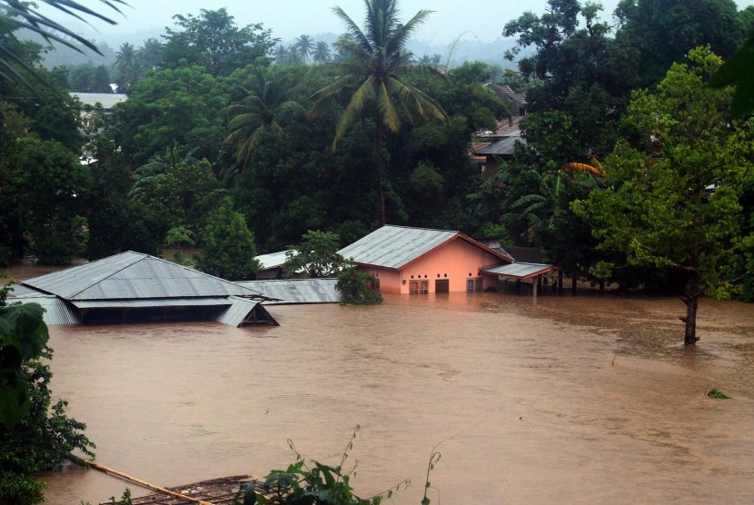 Banjir bandang/ilustrasi. Seorang warga yang sebelumnya dinyatakan hilang atas kejadian banjir bandang di Kabupaten Malang, telah ditemukan dalam kondisi meninggal dunia pada hari ini Rabu (9/3/2022). 