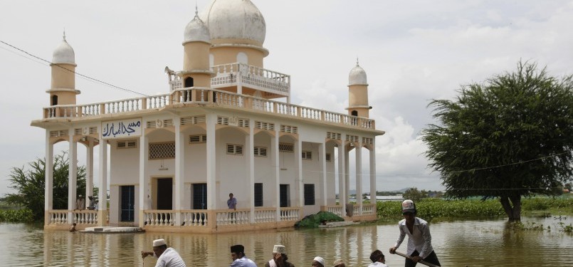 Banjir bandang melanda Kamboja. Sekitar 18 kilometer dari Pnom Penh, umat Islam Kamboja berjibaku melewati banjir untuk sekadar shalat di sebuah masjid yang dikelilingi air. 