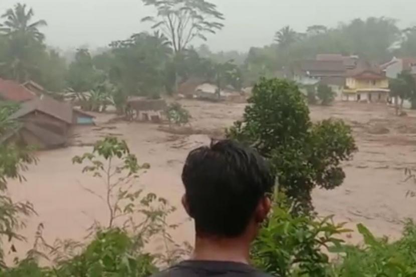 Banjir bandang menerjang Kecamatan Sukawening dan Karangtengah, Kabupaten Garut, Sabtu (27/11). 
