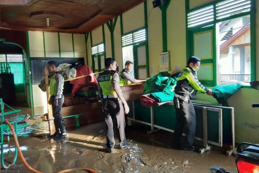 Banjir bandang menerjang sejumlah jorong, setingkat dusun, di Kabupaten Solok, Sumatra Barat pada Kamis (6/9) malam. Badan Nasional Penanggulangan Bencana (BNPB) merangkum, bencana alam ini berdampak pada 1.830 jiwa dari 143 kepala keluarga (KK) di Nagari Muaro Paneh dan 1.407 jiwa atau 279 KK di Nagari Kinari. 