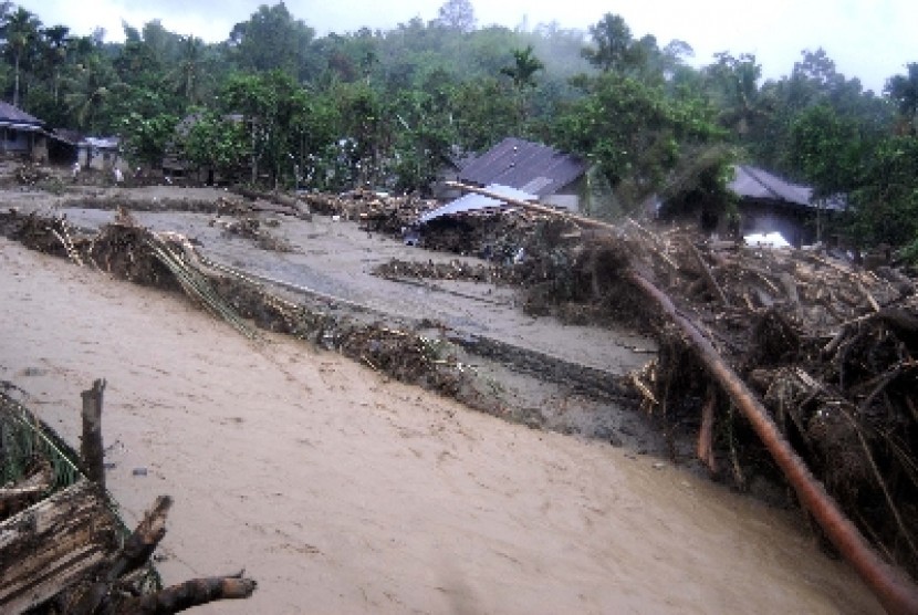 Banjir bandang menghanyutkan jutaan kubik kayu gelondongan hasil illegal logging di Aceh (ilustrasi).