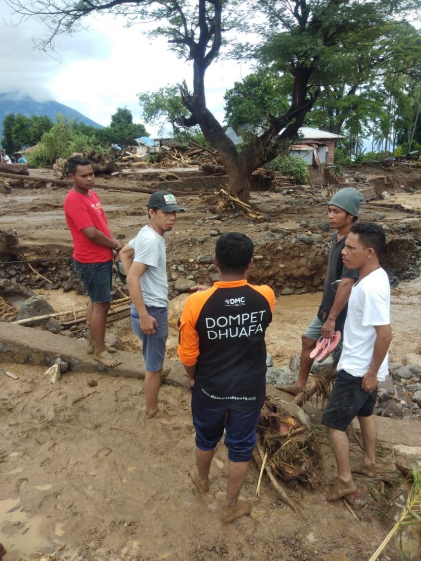 Banjir bandang menimpa wilayah Kabupaten Flores Timur, Provinsi Nusa Tenggara Timur. Peristiwa yang terjadi pada Ahad (4/4), pukul 10.55 WITA, akibat hujan dengan intensitas tinggi dan terjadi Banjir Bandang. Menurut data BNPB banjir bandang juga menelan korban jiwa.