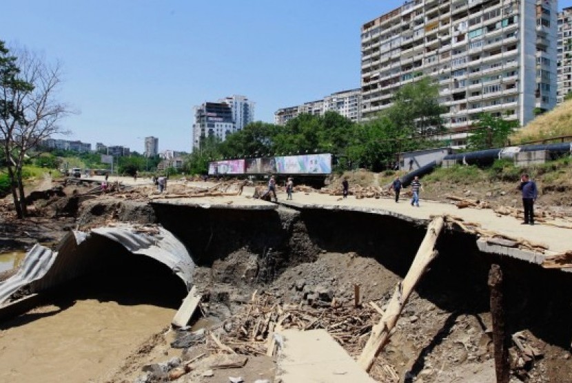 Banjir bandang merusak jalan di Tbilisi, Georgia, Selasa (16/6).