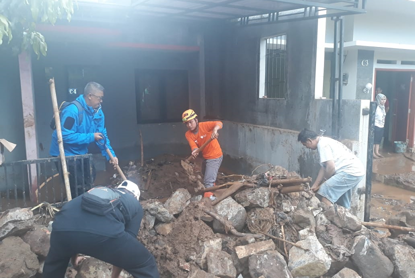 Banjir Bandang. Rumah Zakat mengirimkan tim relawan membantu korban banjir bandang di Jati Endah.
