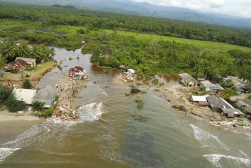 Banjir bandang Sumbar yang menghancurkan infrastruktur desa dan jalan.