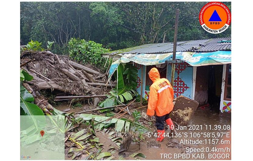 Banjir bandang terjadi di kawasan Gunung Mas, Puncak, Bogor, Selasa pagi (19/1).