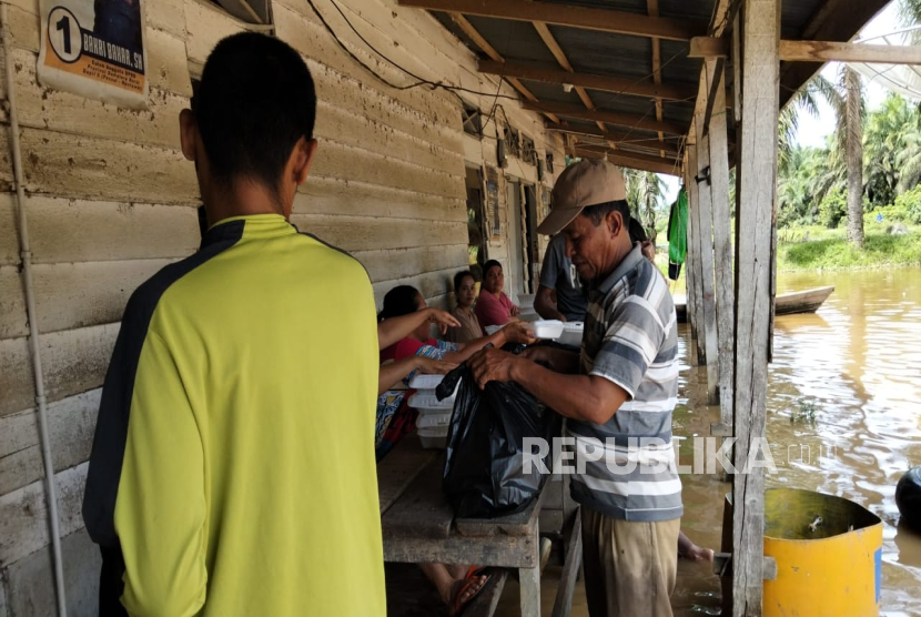 Banjir bandang yang melanda wilayah Sumatera Barat membuat SPPG menjadikan dapur MBG sebagai dapur umum untuk memenuhi kebutuhan warga terdampak banjir. 
