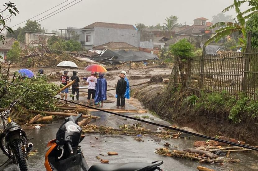 Banjir besar menerjang Desa Sumberbrantas dan Desa Bulukerto, Bumiaji, Kota Batu, Jawa Timur, Kamis (4/11).
