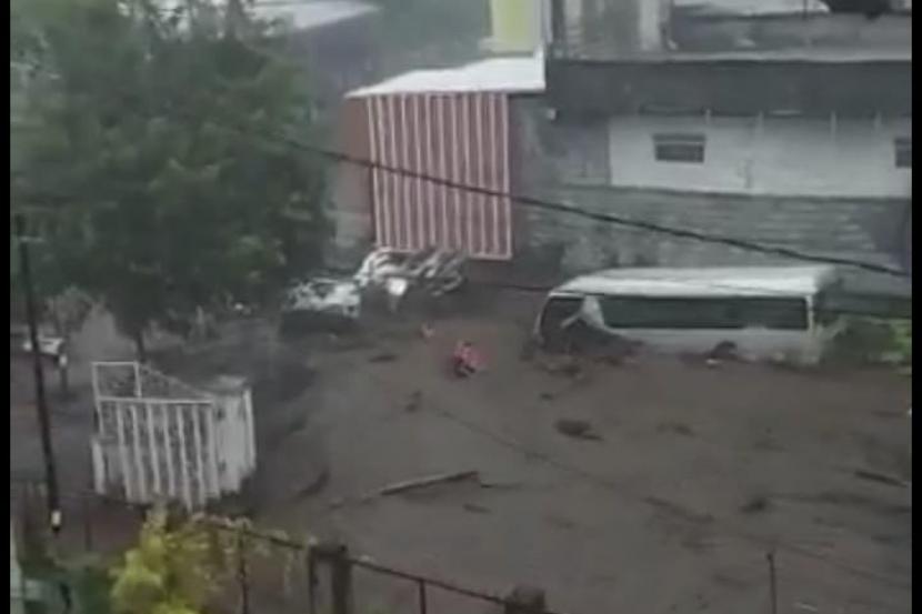 Banjir besar menerjang Desa Sumberbrantas dan Desa Bulukerto, Bumiaji, Kota Batu, Kamis (4/11).