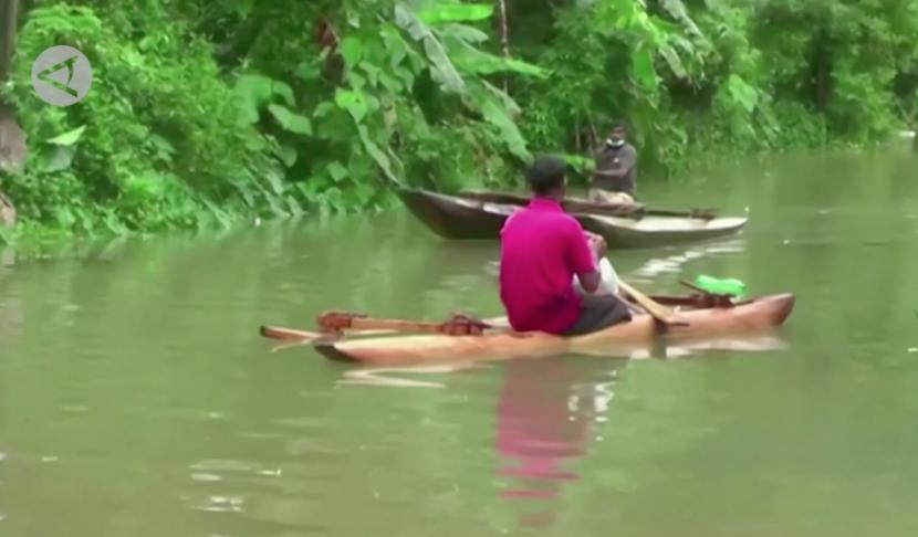 Banjir dahsyat melanda Sri lanka akibat hujan lebat yang berkepanjangan.