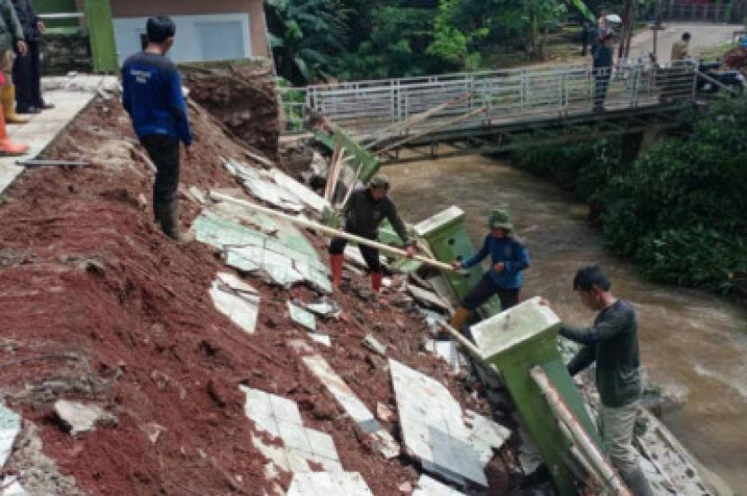 Banjir dan longsor di Depok. Dinas PUPR Kota Depok kerahkan alat berat untuk menangani longsor di Puri Depok Mas.