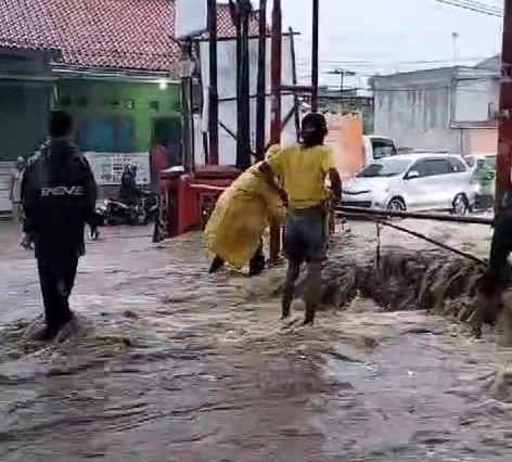 Banjir dan longsor menerjang wilayah Kota Sukabumi akibat hujan deras yang terjadi Selasa (5/11/2024). 