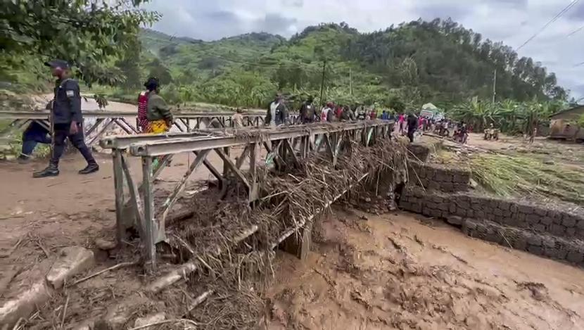 Banjir dan longsor yang dipicu hujan deras menewaskan setidaknya 129 orang di Rwanda dan enam orang di Uganda. 