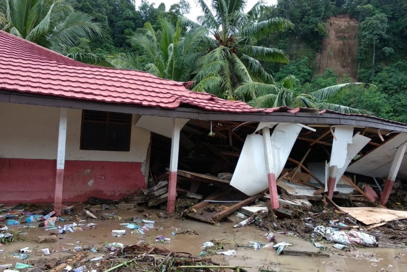Banjir dan tanah longsor di Kabupaten Pesisir Barat, Lampung, menyembabkan enam orang meninggal tertimbun tanah, Ahad (28/4). 
