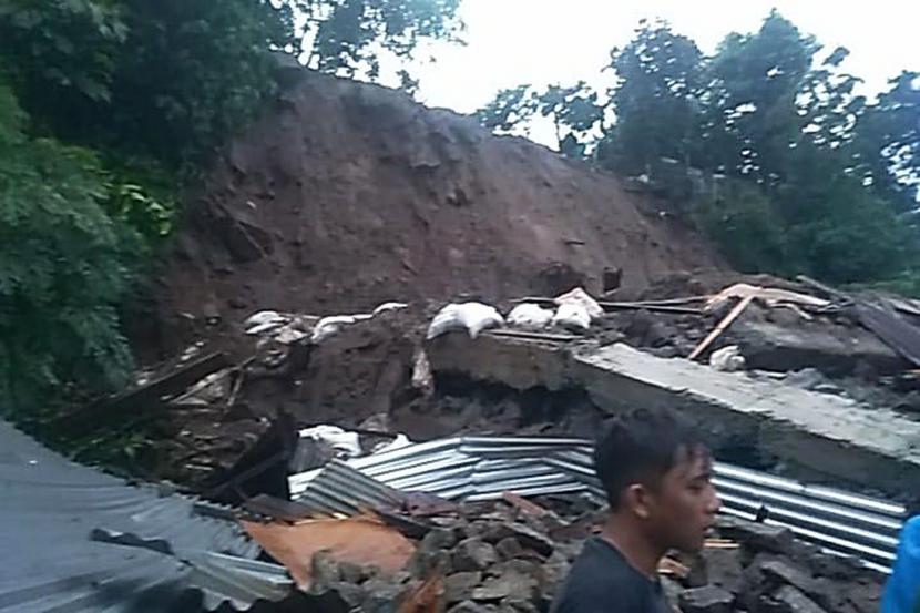 Banjir dan tanah longsor terjadi di Kota Manado, Provinsi Sulawesi Utara akibat hujan dengan intensitas tinggi dan struktur tanah yang labil pada Sabtu (16/1).
