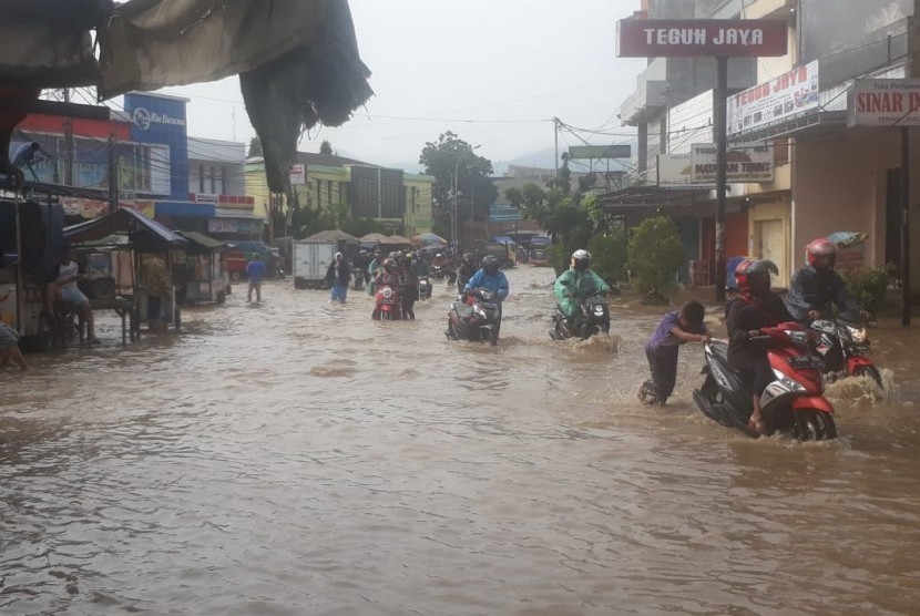 Banjir di Bandung: Belasan motor yang memaksakan melintasi jalan Dayeuhkolot yang terendam banjir mengalami mogok, Rabu (6/3). Hujan deras di wilaya Kabupaten Bandung menyebabkan luapan sungai Citarum.