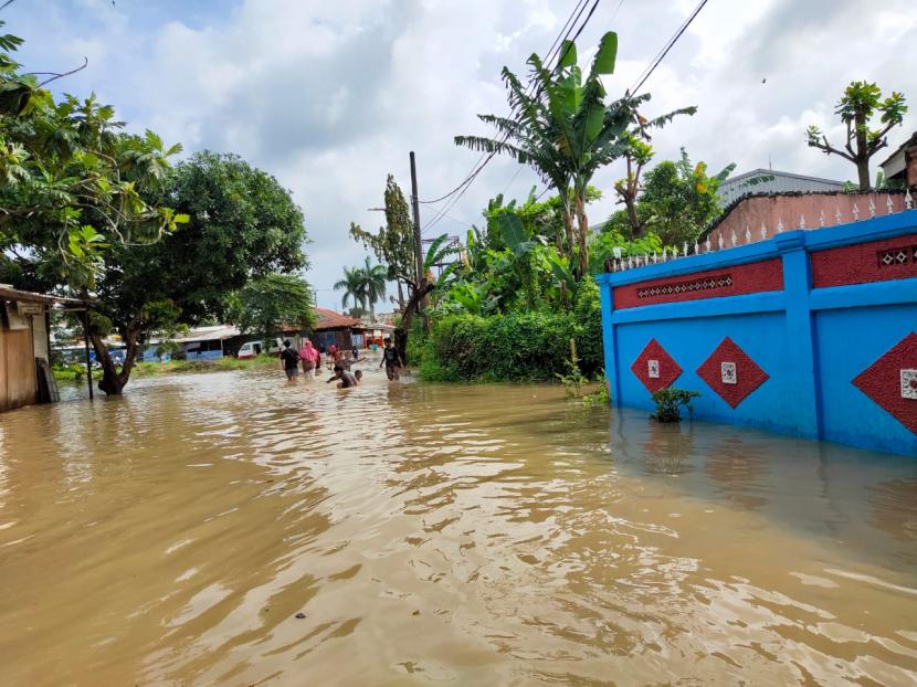 Banjir di daerah Gempol, Pinang, Kota Tangerang, Sabtu (20/2) pagi. Banjir melanda sejumlah kawasan di Kota dan Kabupaten Tangerang.