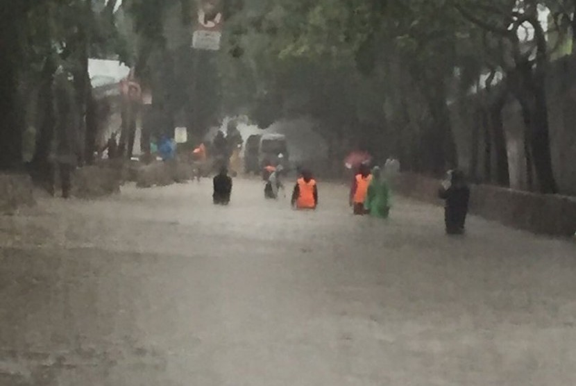 Banjir di depan Gedung Nestle, Jalan TB Simatupang, Jakarta Selatan, Selasa (4/10).