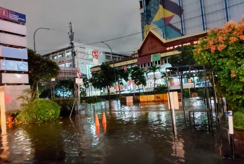 Banjir di depan Gedung Sarinah, Jalan MH Thamrin Jakarta Pusat, Ahad (23/2) dini hari WIB.