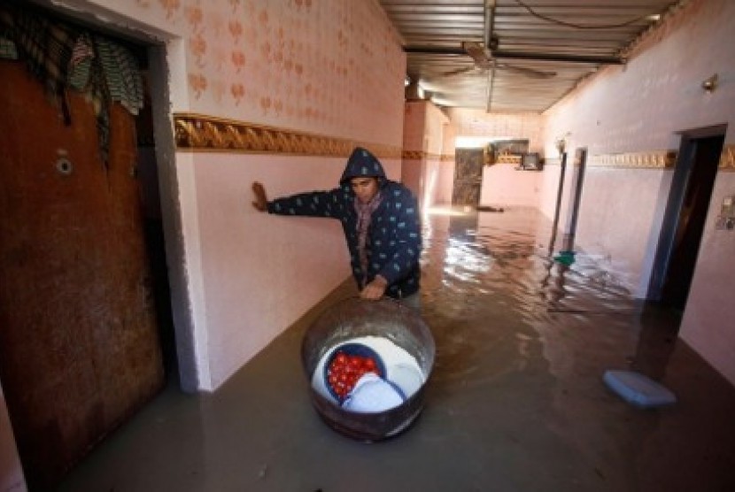 Banjir di Gaza memaksa ribuan orang mengungsi