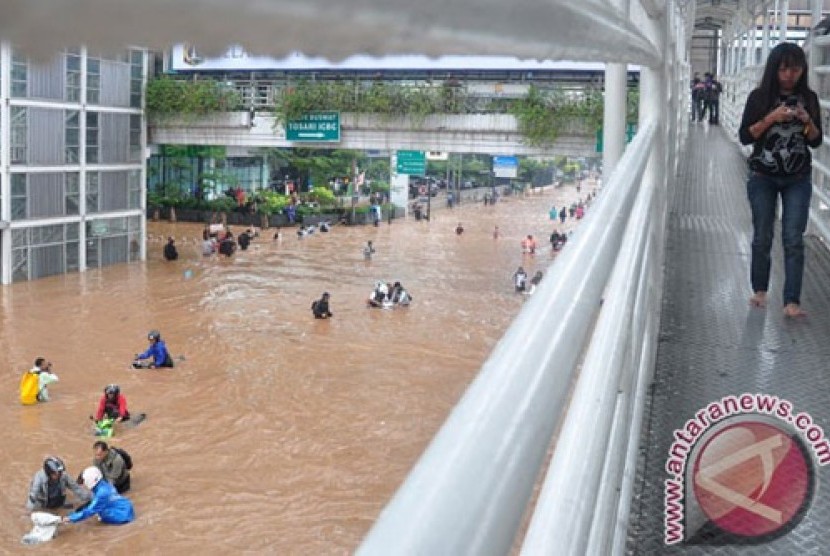 Banjir di Jakarta pada Kamis (17/1) mengakibatkan sistem telekomunikasi sempat tergangu.