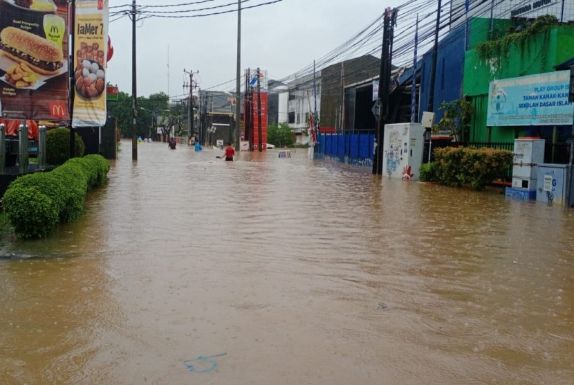 Banjir di jalan Bintara Raya, Bekasi Barat, memutus akses jalan dari Pondok Kopi, Jakarta Timur menuju Kranji, Bekasi Barat, Rabu (1/1).