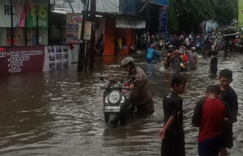 Banjir di Jalan Joglo Raya pada Jumat (22/3/2024). 