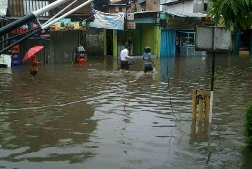 Banjir di Jalan Kemang Utara IX, Jakarta Selatan, Selasa (4/10).