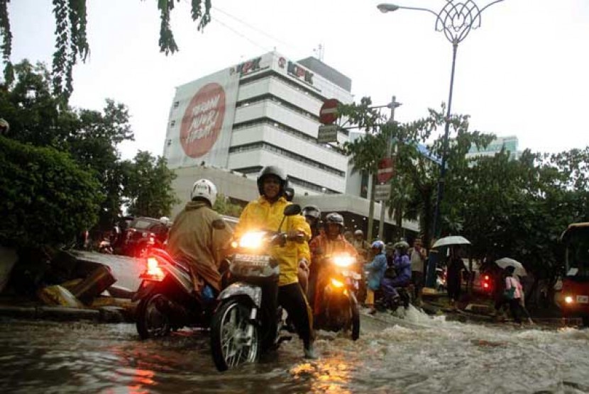   Banjir di jalan Rasuna Said, Jakarta Selatan, Rabu (6/2).