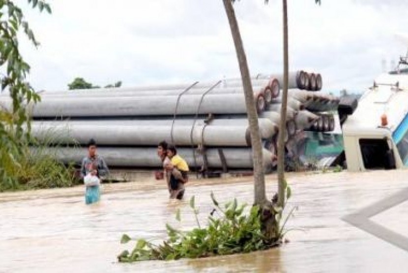 Banjir di jalan tol jakarta-Merak