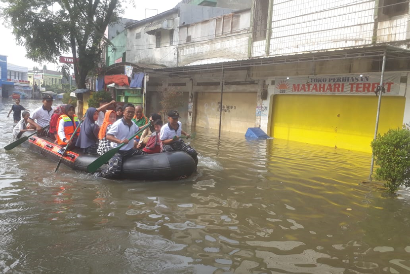 Banjir di Kabupaten Bandung masih merendam tiga kecamatan yaitu Baleendah, Bojongsoang dan Dayeuhkolot dan menutup akses jalan, Junat (5/4).