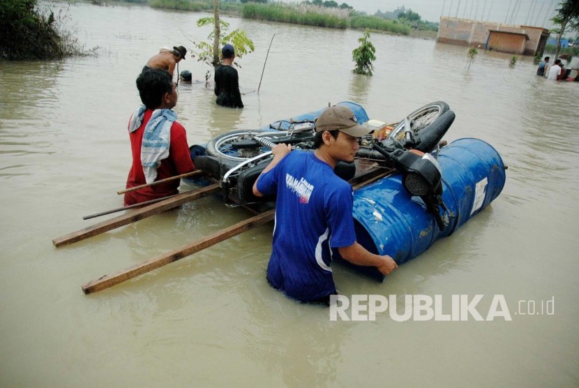Banjir di Karawang, Jawa Barat. (Republika/Edi Yusuf)