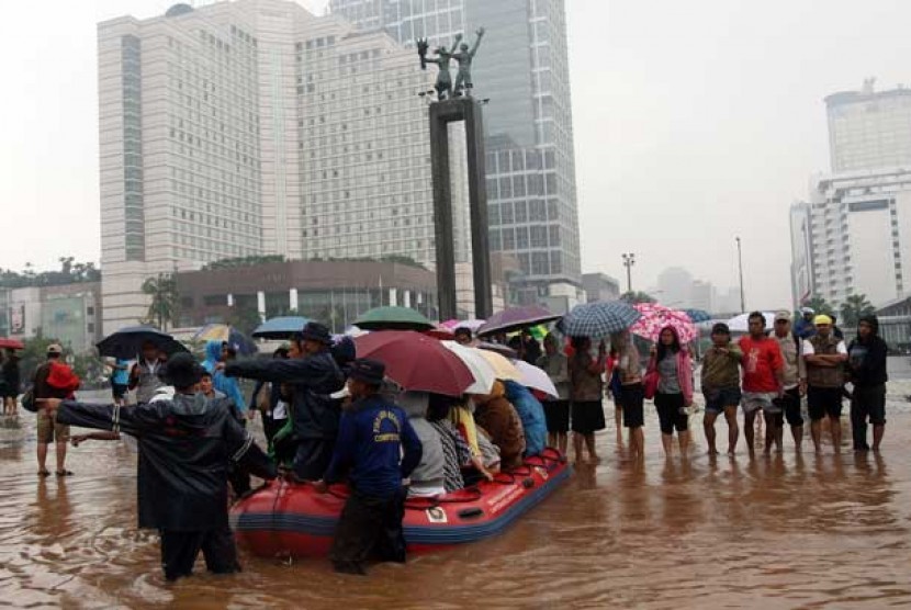 Banjir di kawasan Bundaran HI, Jakarta, Kamis (17/1). 