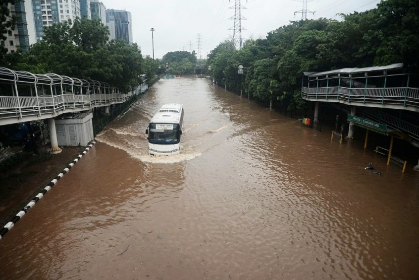 Banjir di Jakarta (ilustrasi). Sejumlah titik di koridor Jalan Tol Regional JabodetabekJabar tergenang air luapan kali akibat hujan. 