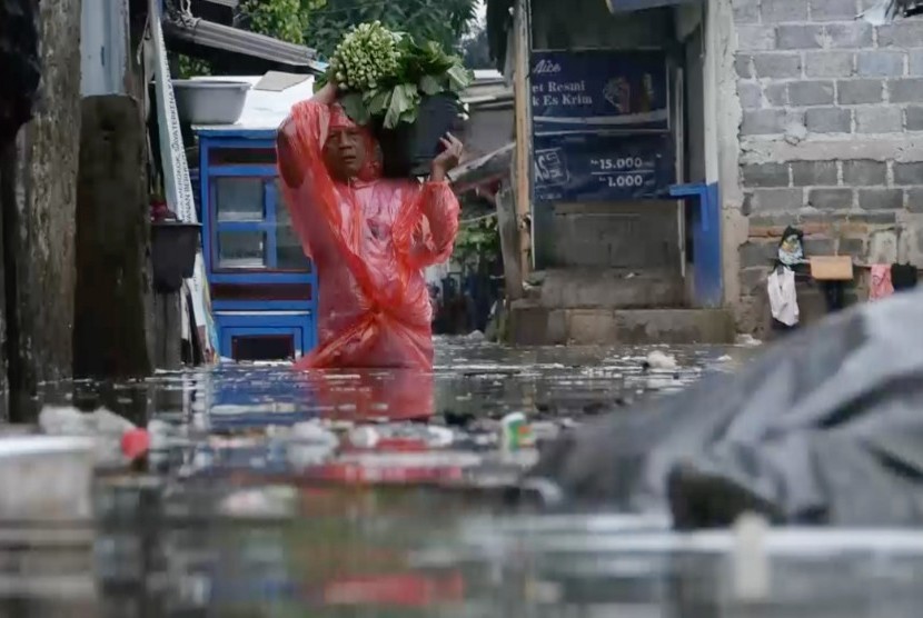 Banjir di kawasan Duren Tiga, Jakarta Selatan. Suku Dinas Bina Marga Kota Jakarta Selatan memastikan kesiapan rumah pompa di setiap wilayah berfungsi baik untuk mencegah banjir.