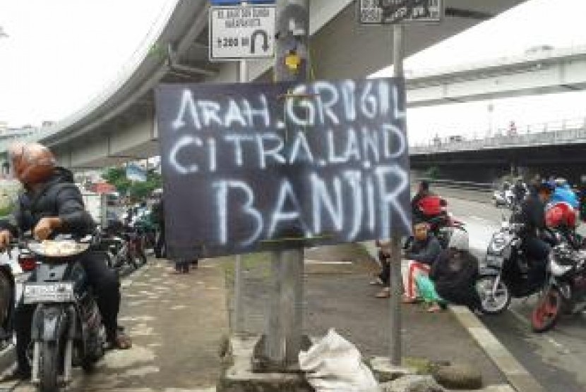 Banjir di kawasan Grogol, sejumlah pengendara motor menepi.