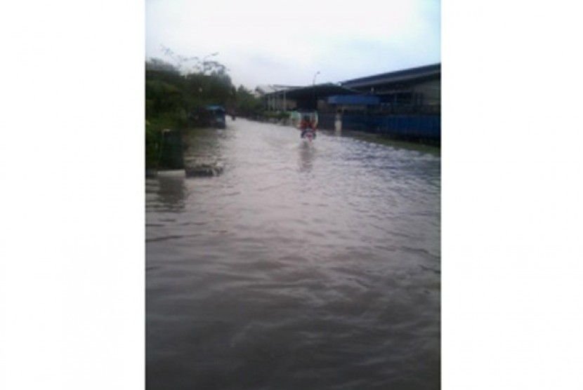 Banjir di kawasan industri Pulogadung, Jakarta.