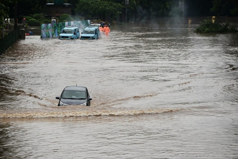 Islam pada dasarnya memandang hujan adalah keberkahan bagi umat manusia. Foto ilustrasi nanjir di kawasan Jakarta Timur, Rabu (1/1)