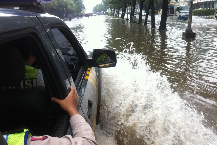 Banjir di kawasan Kelapa Gading, Jakarta Utara, Jumat (22/1)
