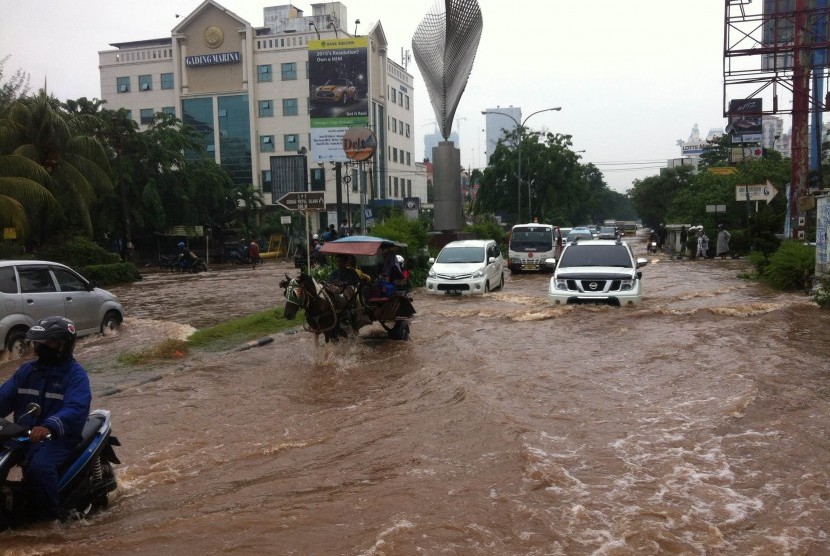 Banjir di kawasan Kelapa Gading, Jakarta Utara, Jumat (22/1)